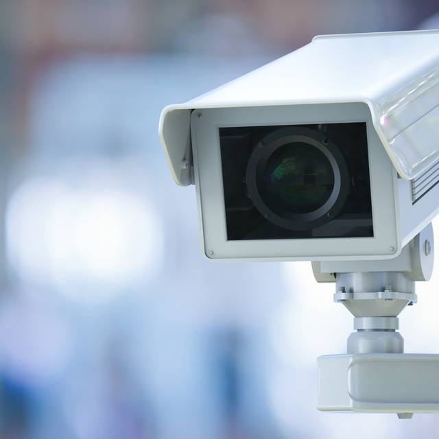 Eine Überwachungskamera zeichnet das Sichtfeld auf (Symbolbild). 
Bei Verwendung in Social Media muss die Bildquelle am Bild genannt werden; bei Verwendung als Nachrichtenbild spielt das System diese automatisch mit aus.