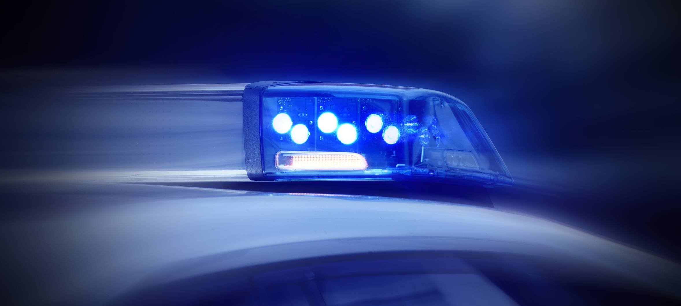 Polizeiauto mit eingeschaltetem Blaulicht in Nahaufnahme (Symbolbild). 
Bei Verwendung in Social Media muss die Bildquelle am Bild genannt werden; bei Verwendung als Nachrichtenbild spielt das System diese automatisch mit aus.