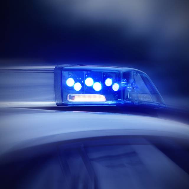Polizeiauto mit eingeschaltetem Blaulicht in Nahaufnahme (Symbolbild). 
Bei Verwendung in Social Media muss die Bildquelle am Bild genannt werden; bei Verwendung als Nachrichtenbild spielt das System diese automatisch mit aus.