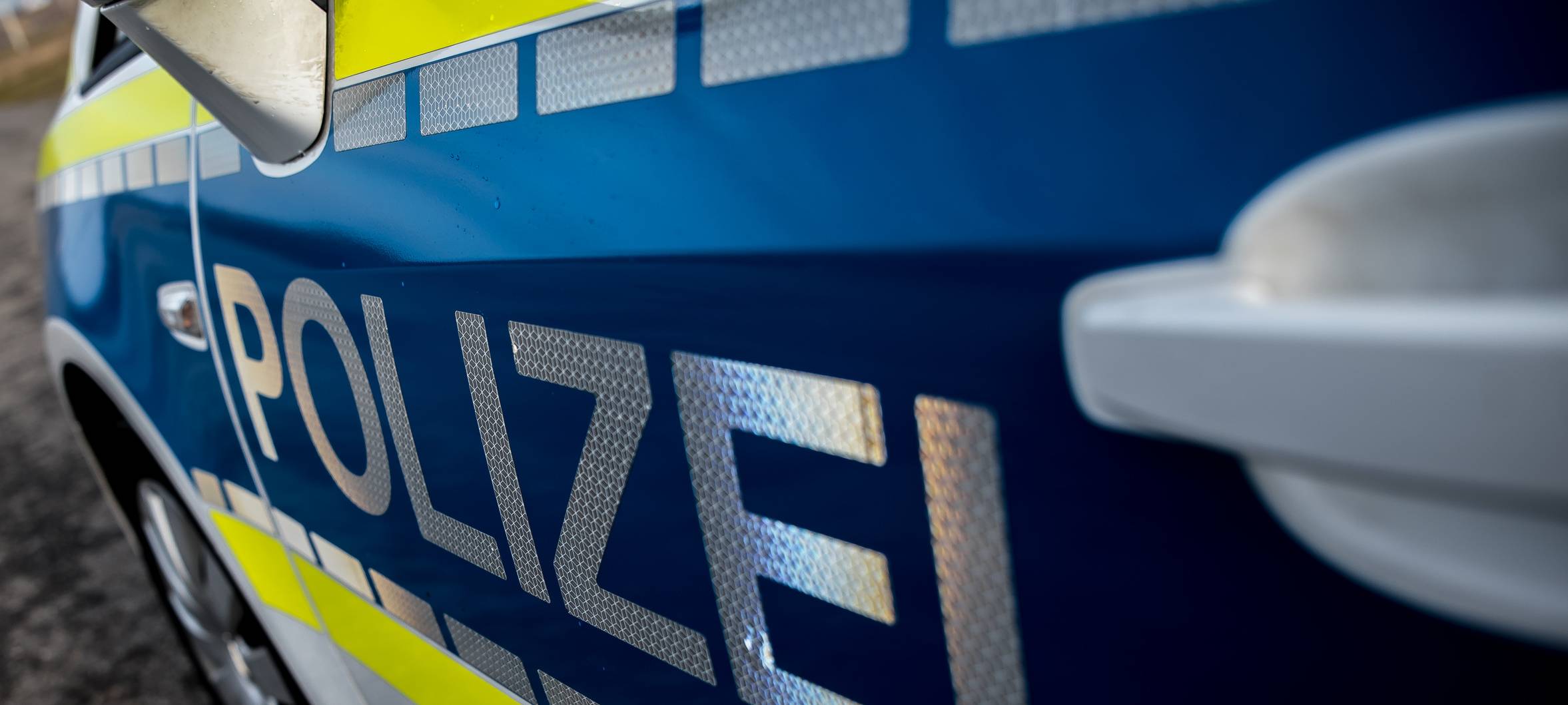 Ein Einsatzwagen der Polizei (Symbolbild). 
Bei Verwendung in Social Media muss die Bildquelle am Bild genannt werden; bei Verwendung als Nachrichtenbild spielt das System diese automatisch mit aus.