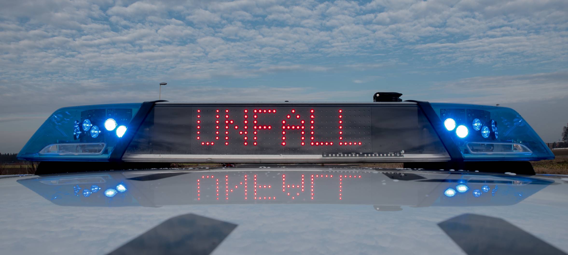 Ein Einsatzwagen der Polizei mit Blaulicht und aktivem Schriftzug "Unfall" (Symbolbild). 
Bei Verwendung in Social Media muss die Bildquelle am Bild genannt werden; bei Verwendung als Nachrichtenbild spielt das System diese automatisch mit aus.