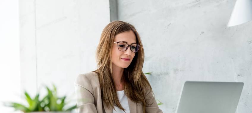 Menschen im Vest machen Millionen Überstunden