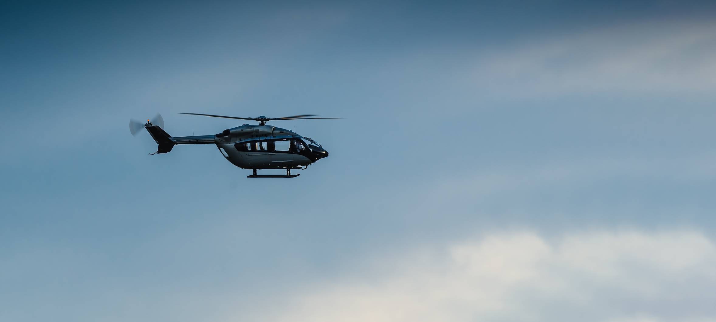 Hubschrauber vor blauem Himmel. Bei Verwendung in Social Media muss die Bildquelle am Bild genannt werden; bei Verwendung als Nachrichtenbild spielt das System diese automatisch mit aus.