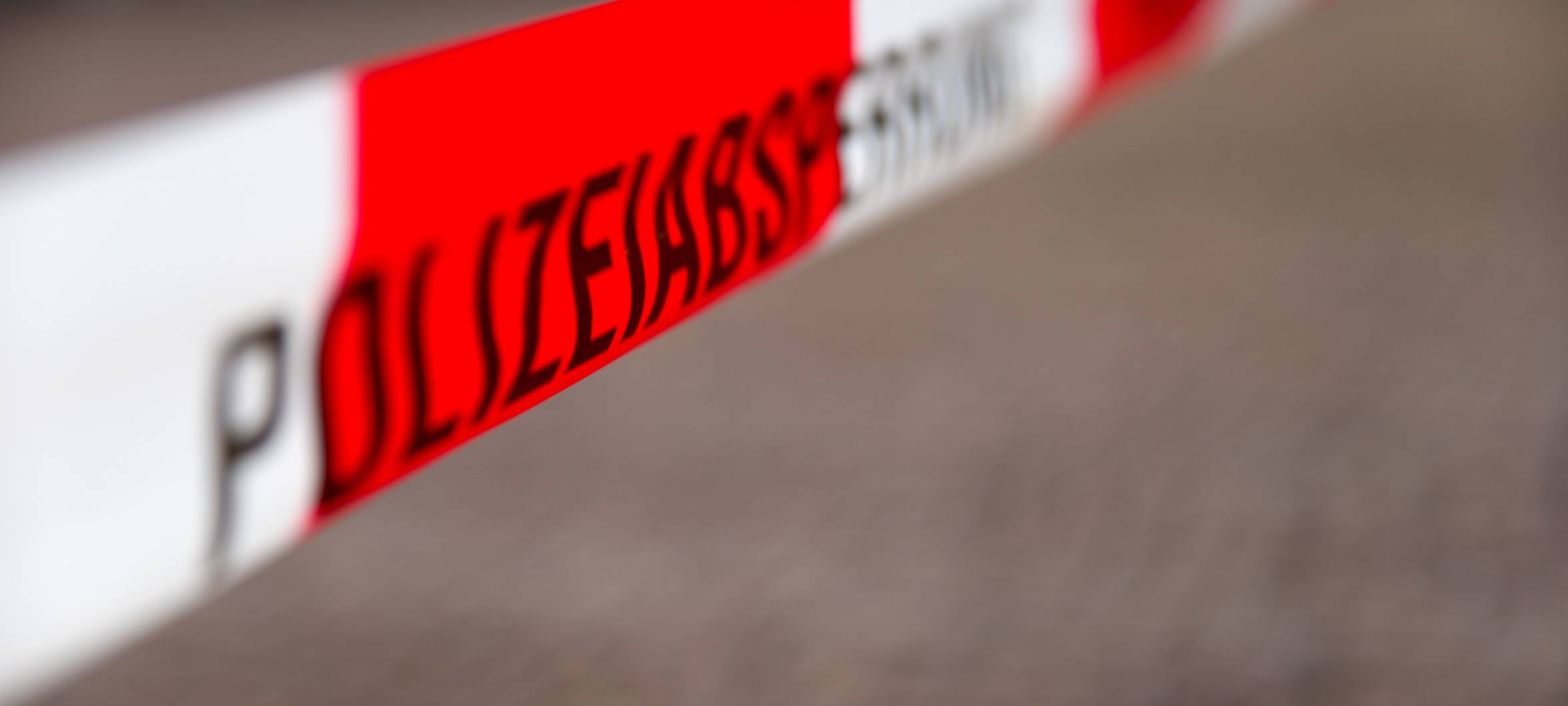 Ein Absperrband der Polizei in Nahaufnahme (Symbolbild).