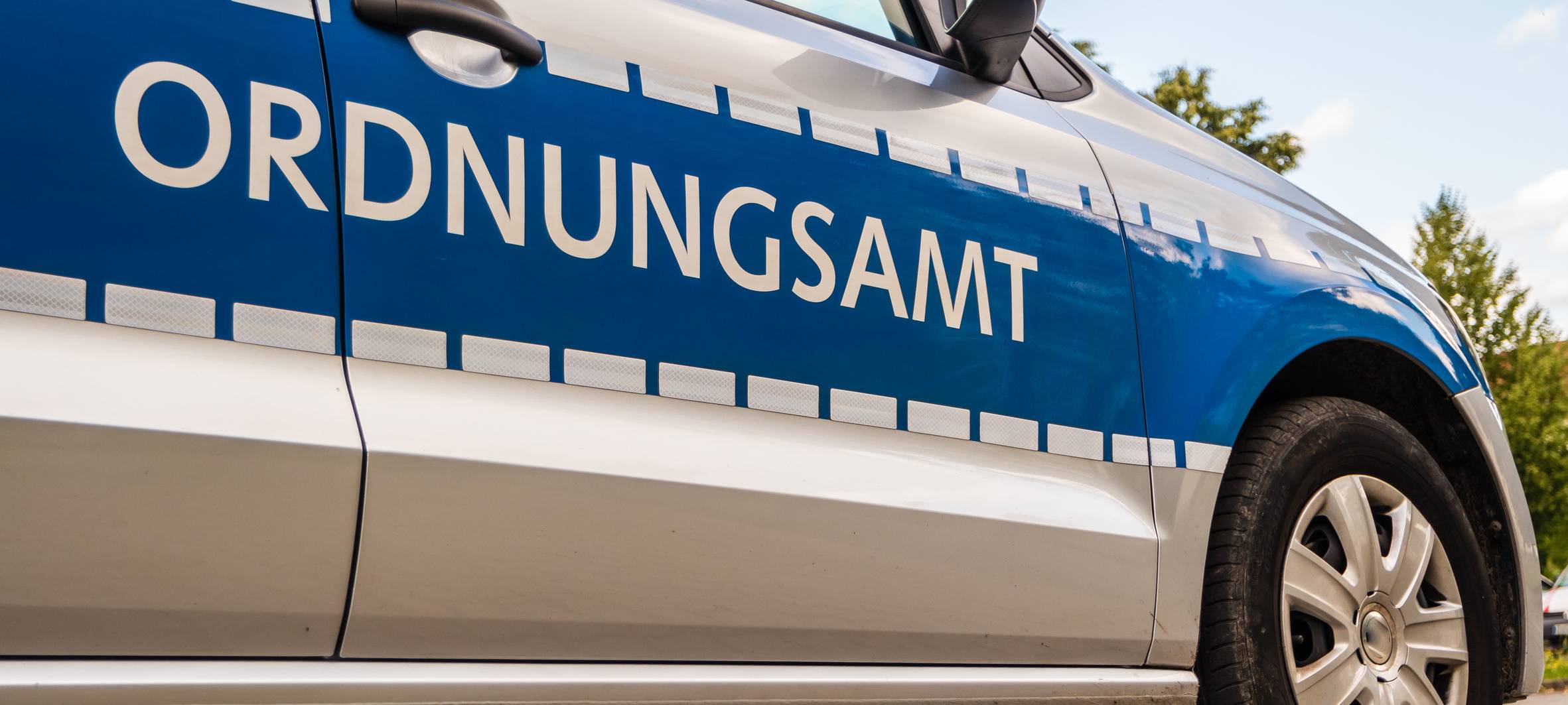 Ein PKW des Ordnungsamts fährt vor (Symbolbild).
