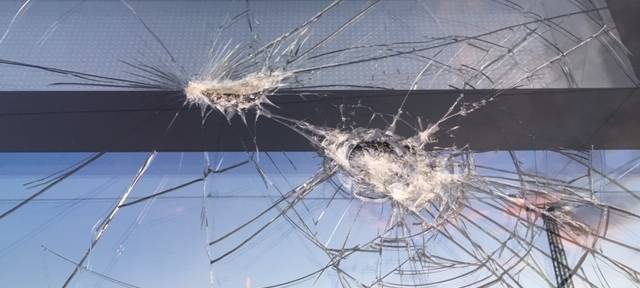 RE2 mit Steinen beworfen