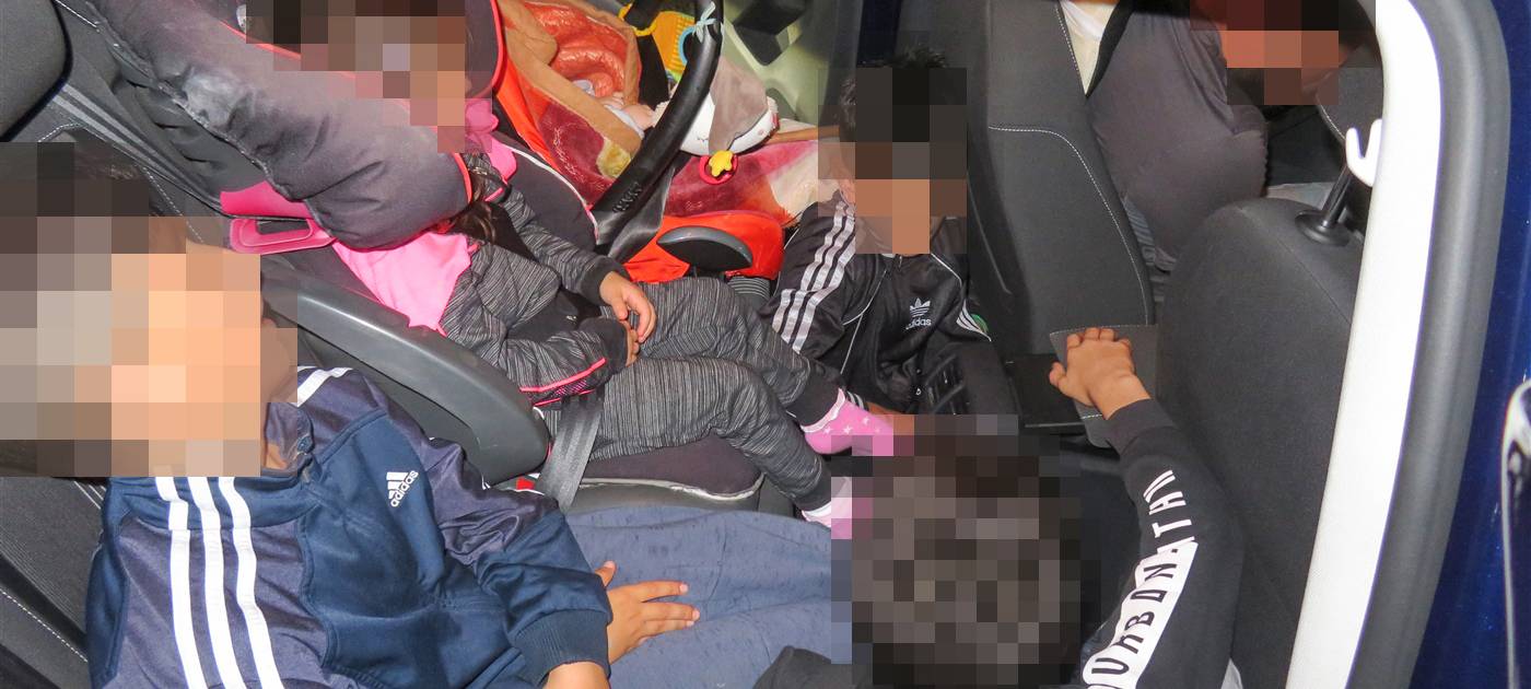 Mit 190 und nicht angeschnallten Kindern über die B1