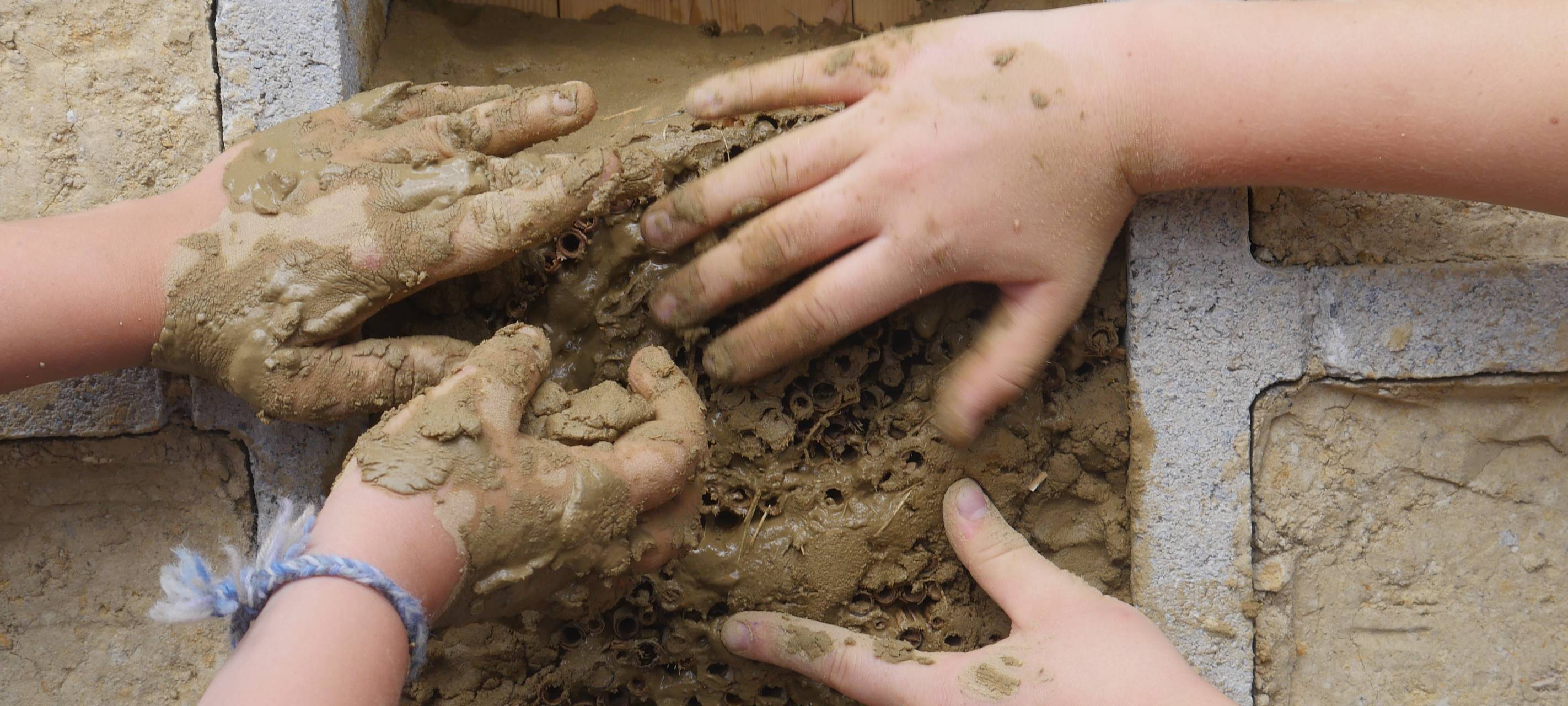 Schüler bauen Insektenhotel