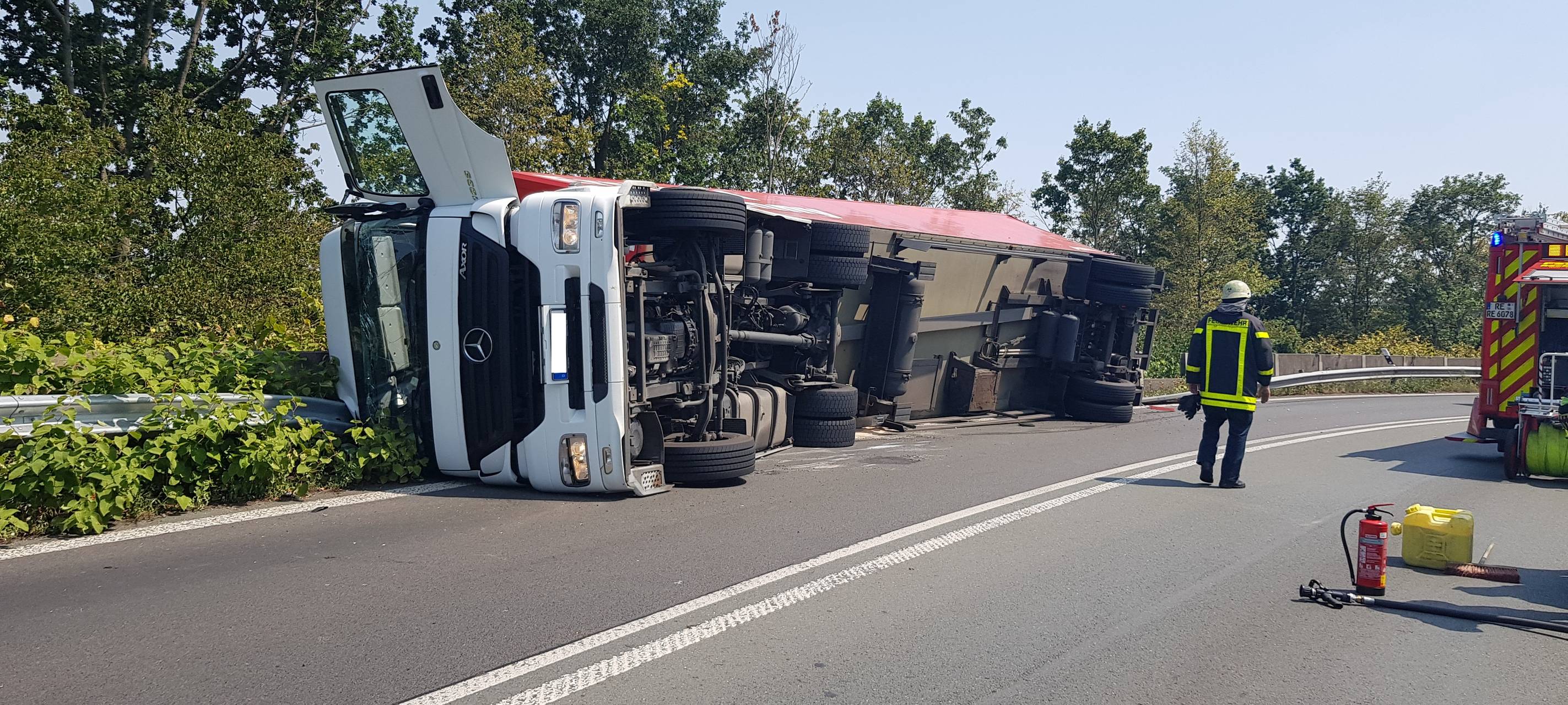 LKW umgekippt: A2-Anschlusstelle RE-Süd gesperrt