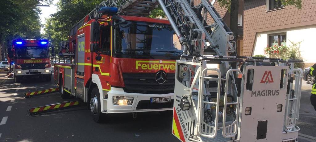 Feuerwehr stundenlang wegen Bränden in Mehrfamilienhaus im Einsatz