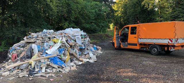 Bauschutt illegal abgeladen: Stadt bittet um Mithilfe