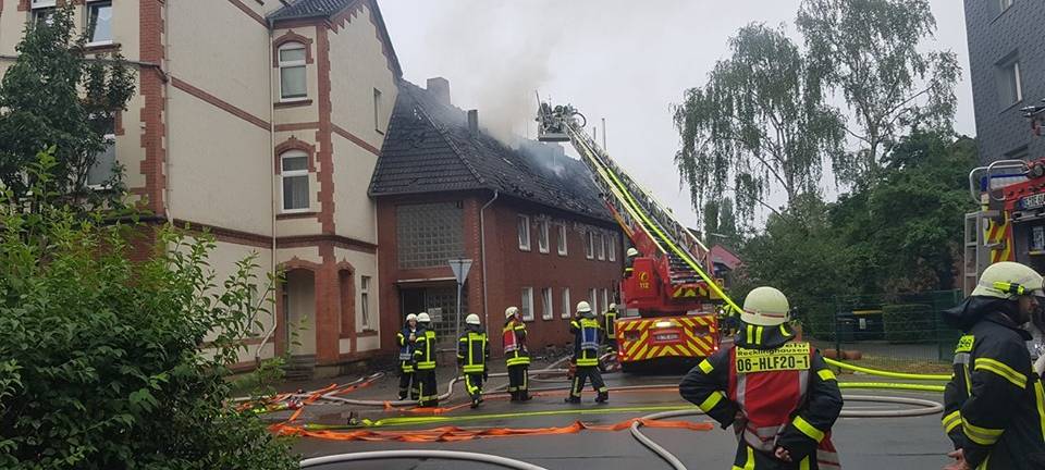 Feuerwehrmann bei Dachstuhlbrand verletzt