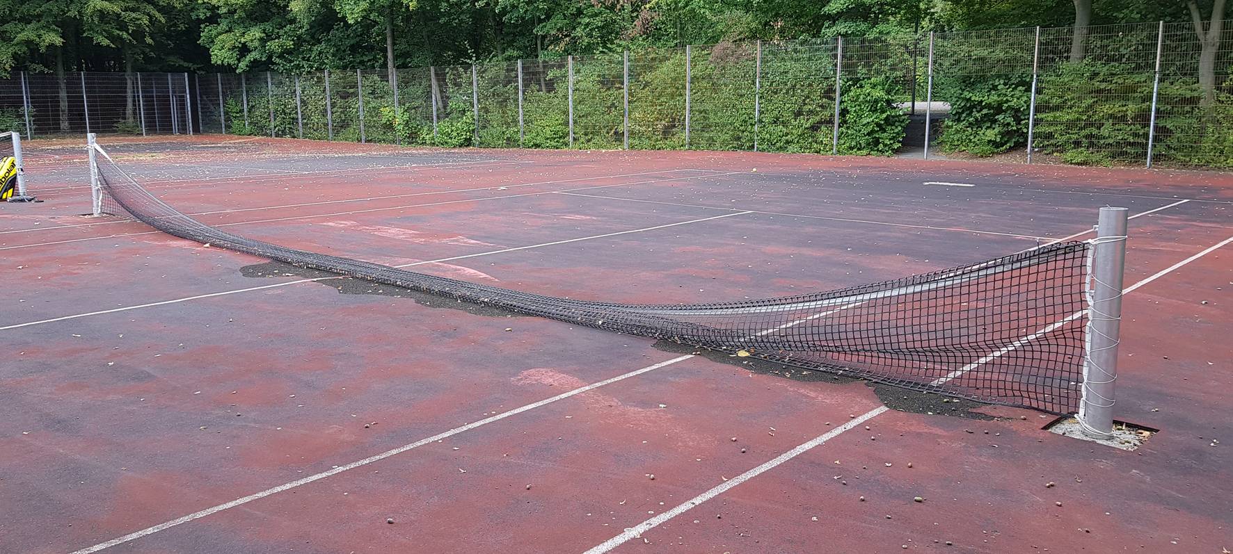 Unbekannte verwüsten Tennisplätze