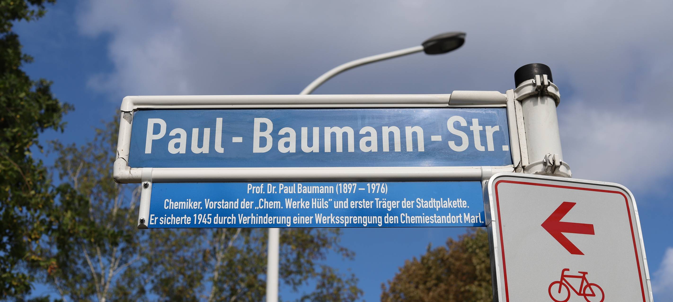 Zusatzschilder erklären Herkunft von Straßennamen