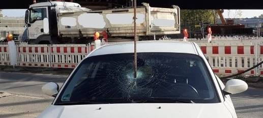 Stahlstange durchschlägt Windschutzscheibe