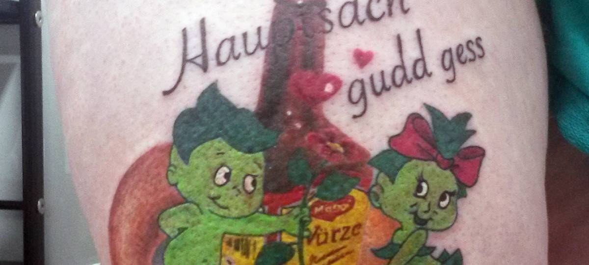 Verrücktes Tattoo: Frau lässt sich Fleischwurst und Maggi-Flasche stechen