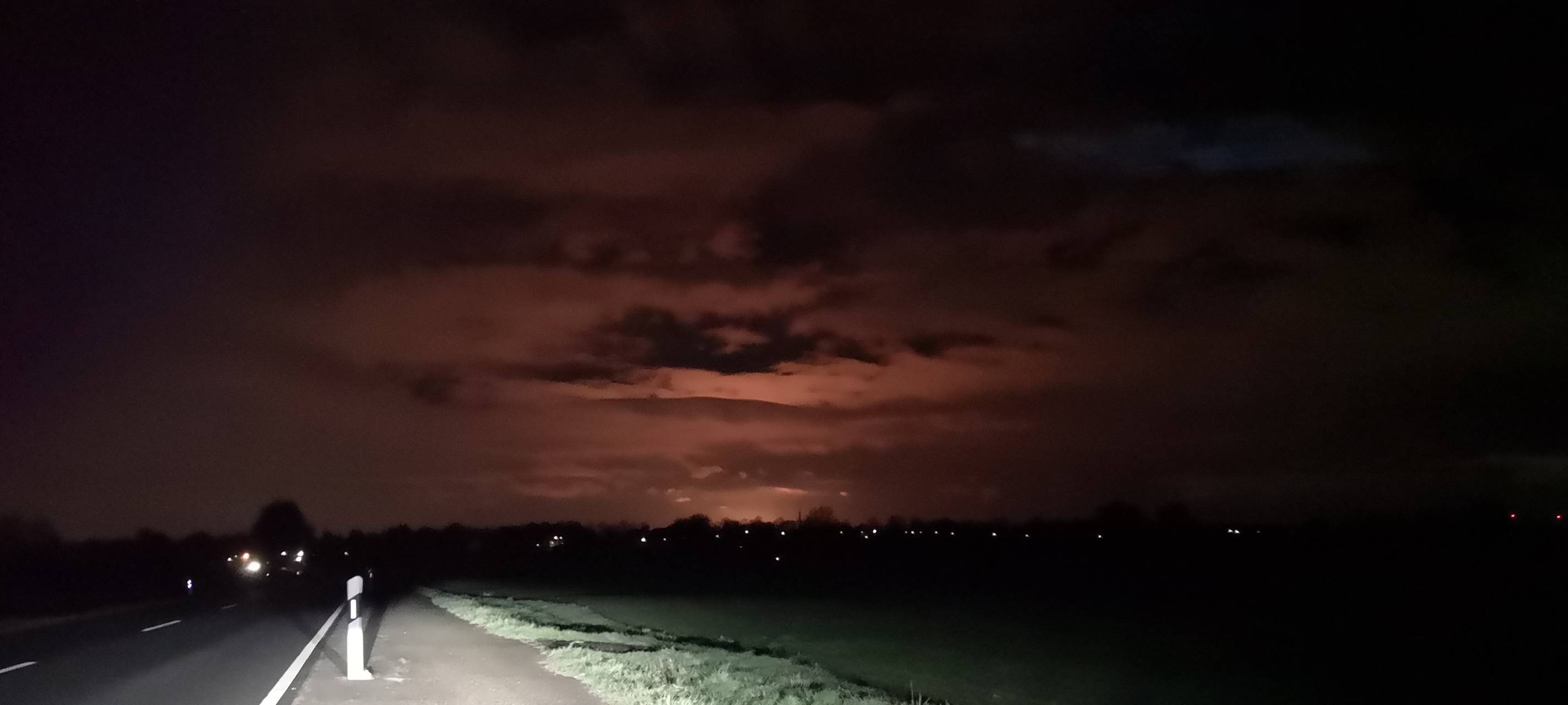 Fackelschein durch Raffinerie