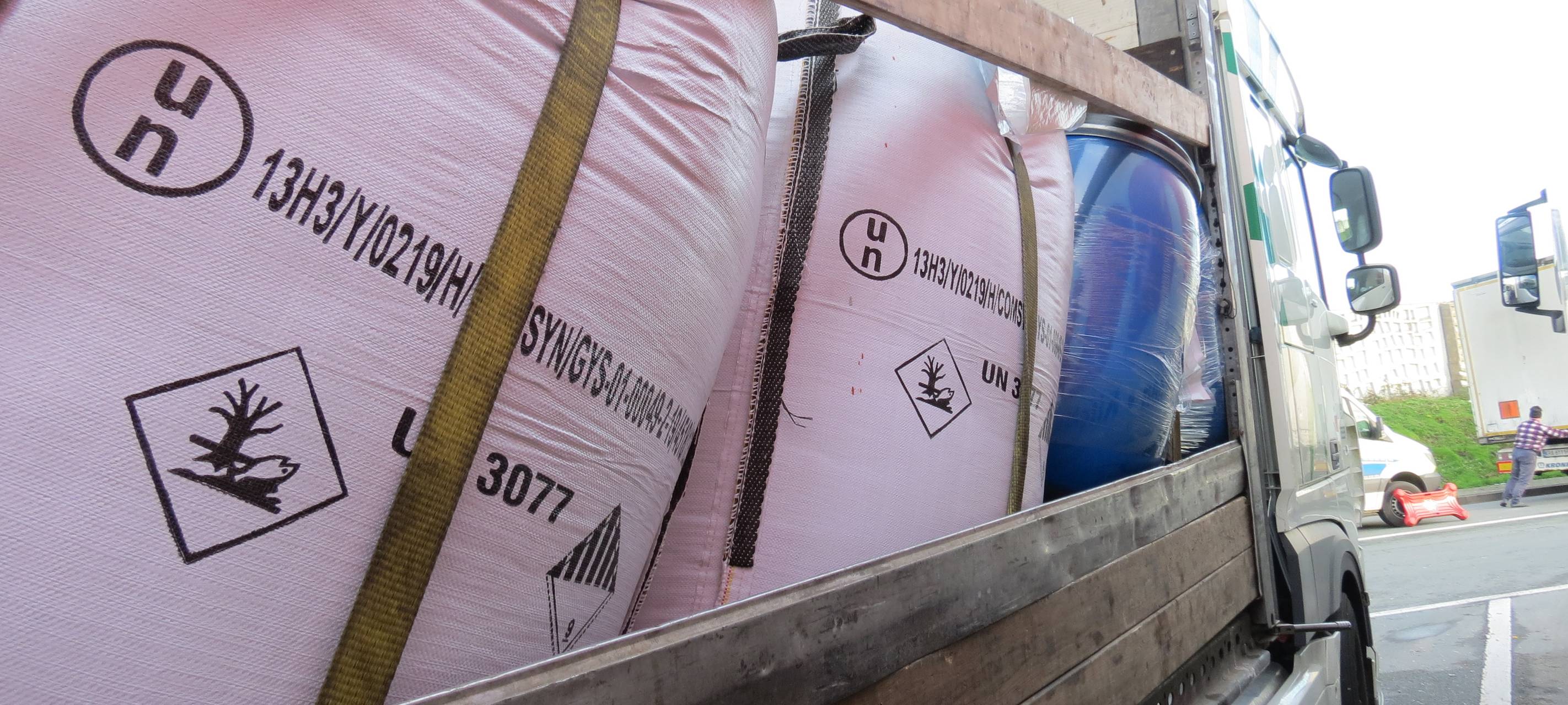 Polizei stoppt Gefahrguttransporter