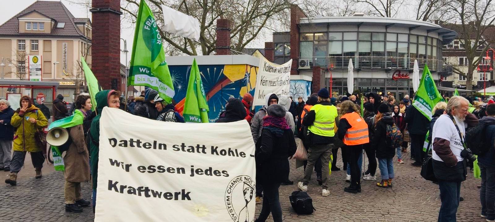 Die Demo gegen das neue Kraftwerk hat begonnen