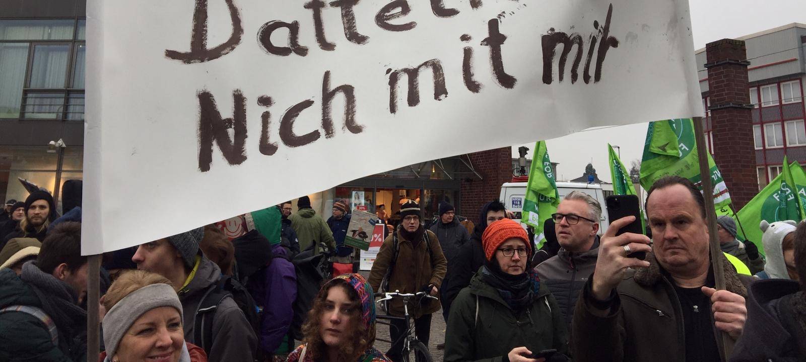 Aufklappbare Halteverbotsschilder für Kraftwerks-Demos