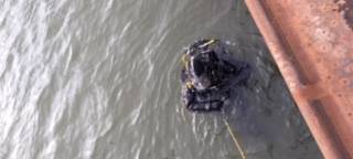 Polizeitaucher suchen Waffen