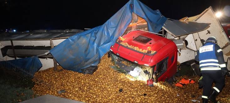 Kartoffellaster auf A43 verunglückt