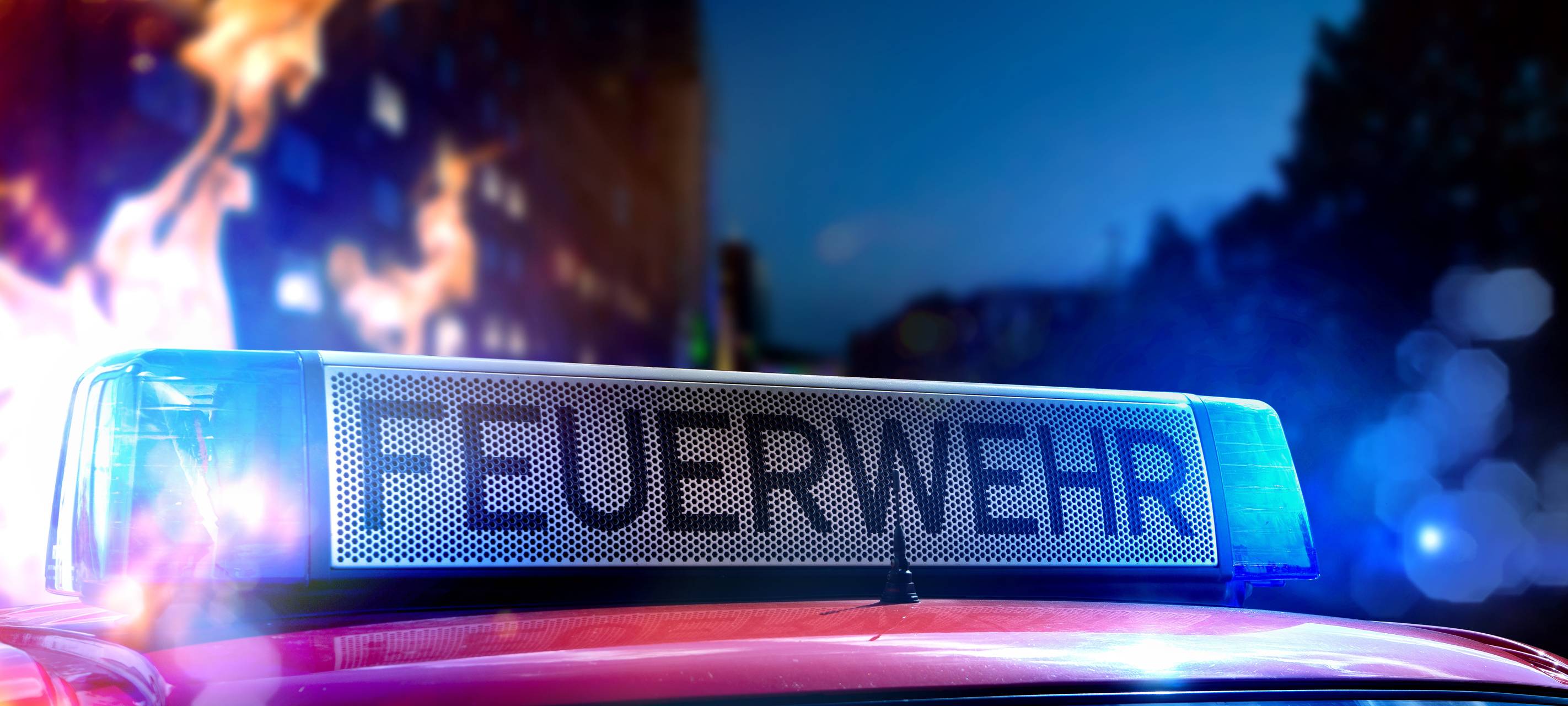 Feuerwehreinsatz: Wohnung im Hochhaus brennt