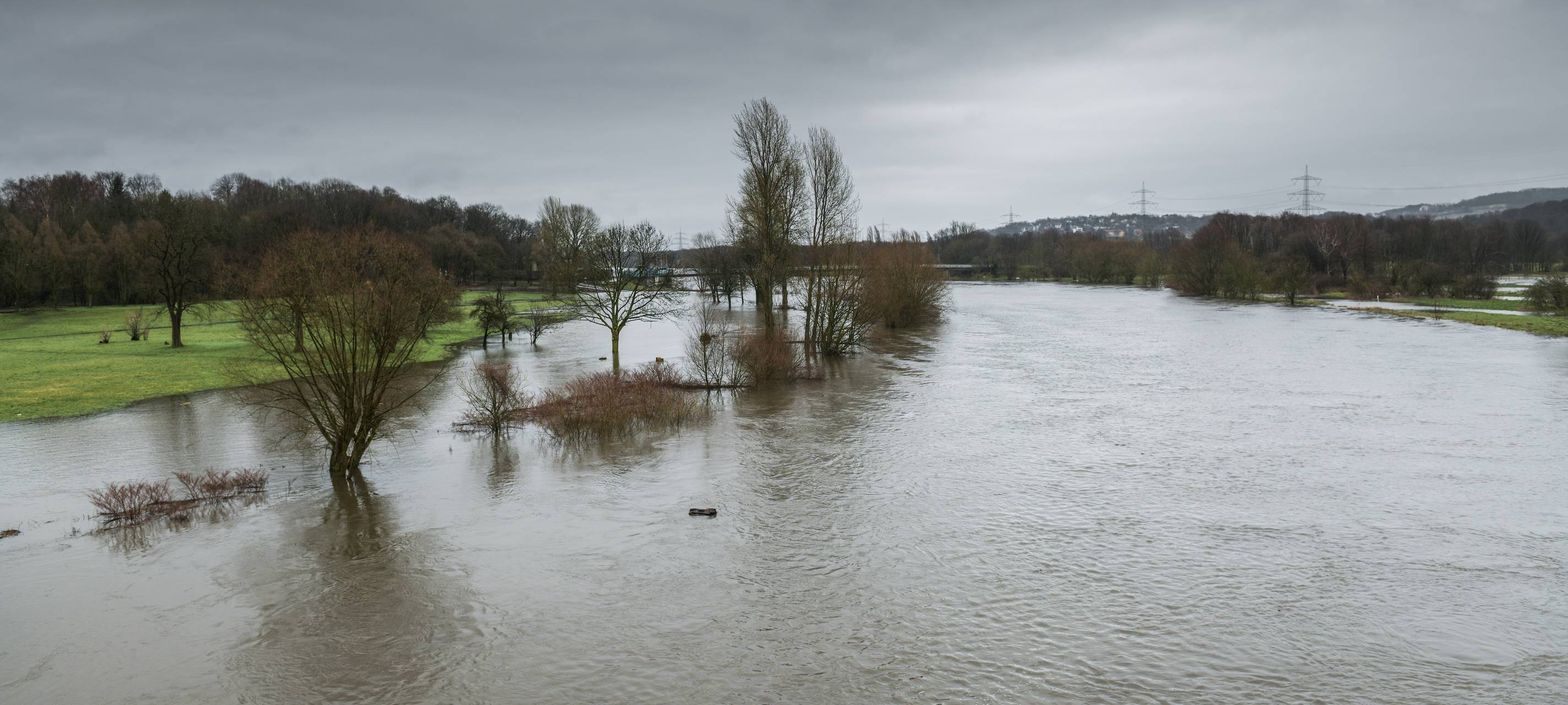 Hochwasser: Müllproblem, Bahnschäden und neue Unwetter