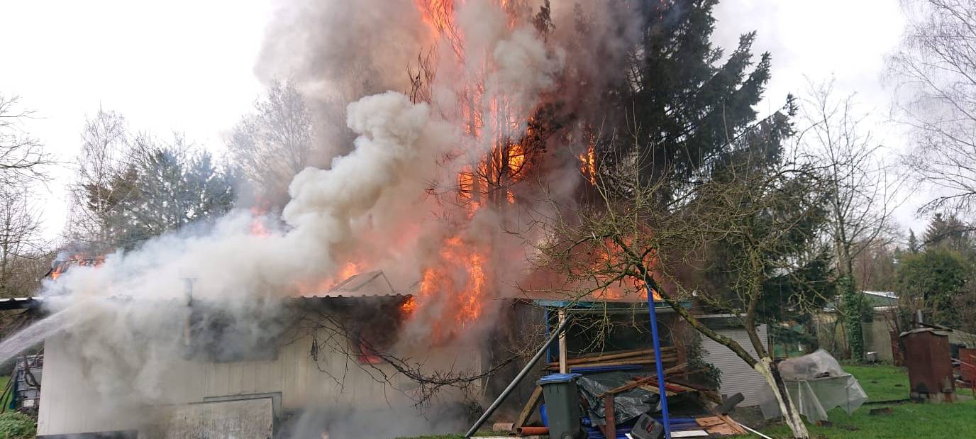 Gartenhütte lichterloh in Flammen