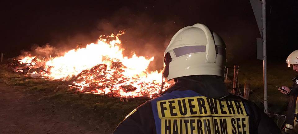 Feuerwehr muss Osterfeuer löschen