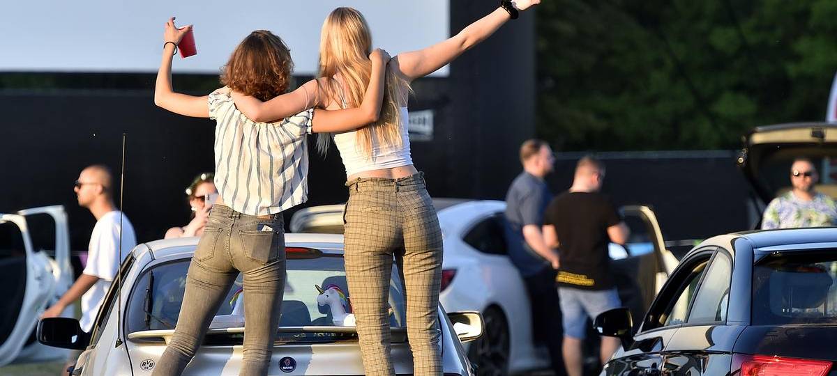 Große Schülerparty im Autokino