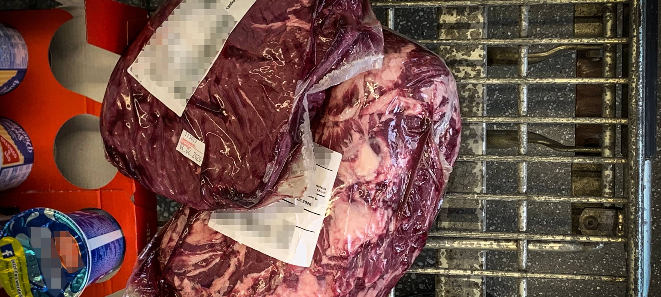 Streit um Mindestabstand: Mit Rinderfilet verprügelt