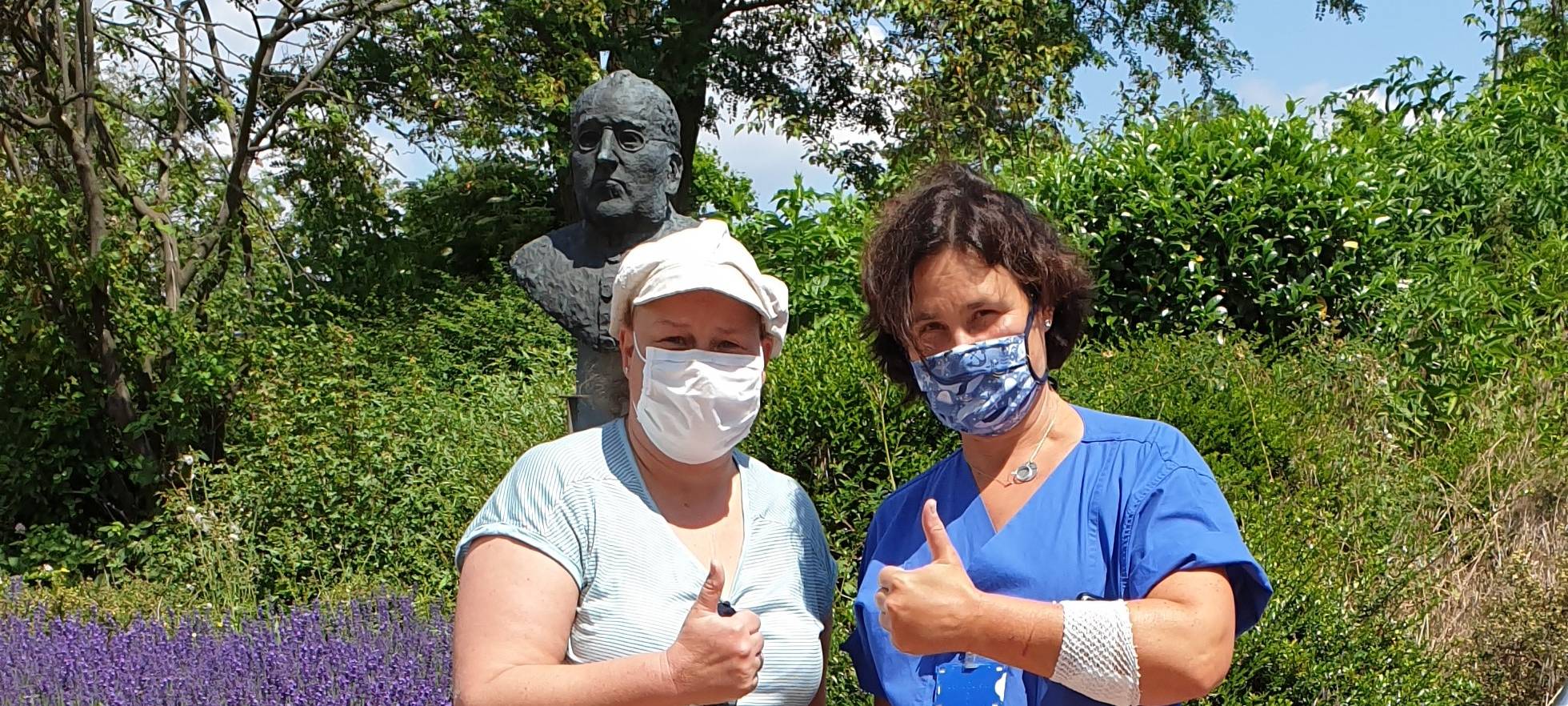 Krankenschwester und Ärztin nähen für Lichtblicke