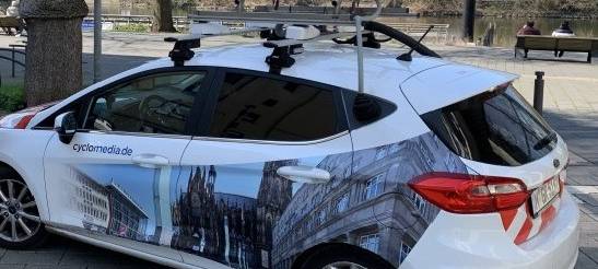 Hochmoderne Kameraautos im Vest unterwegs