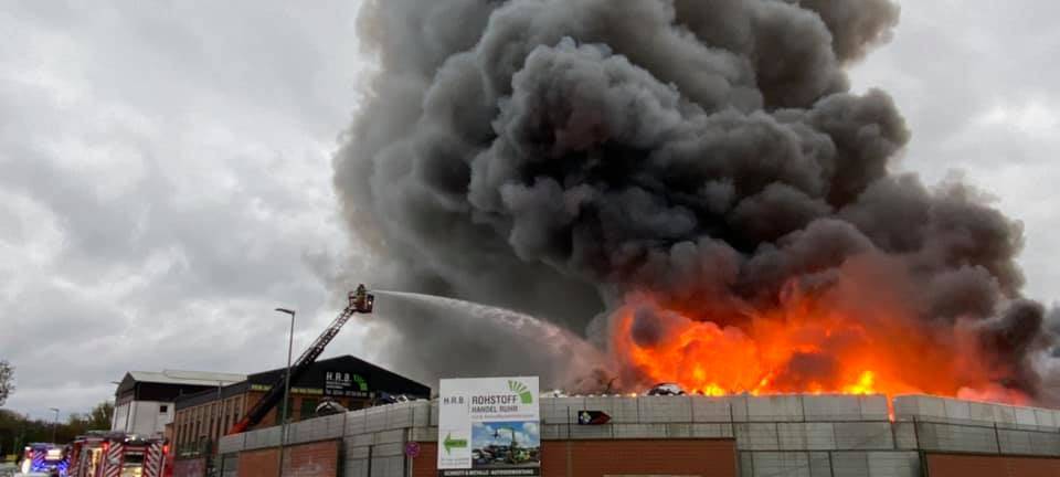 Großbrand sorgt für riesige Rauchsäule über dem Vest