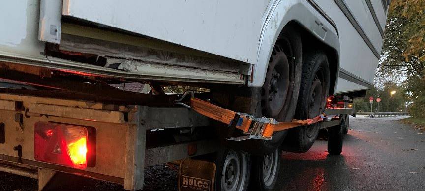 Wohnwagen nur mit Gurten befestigt: Anzeige