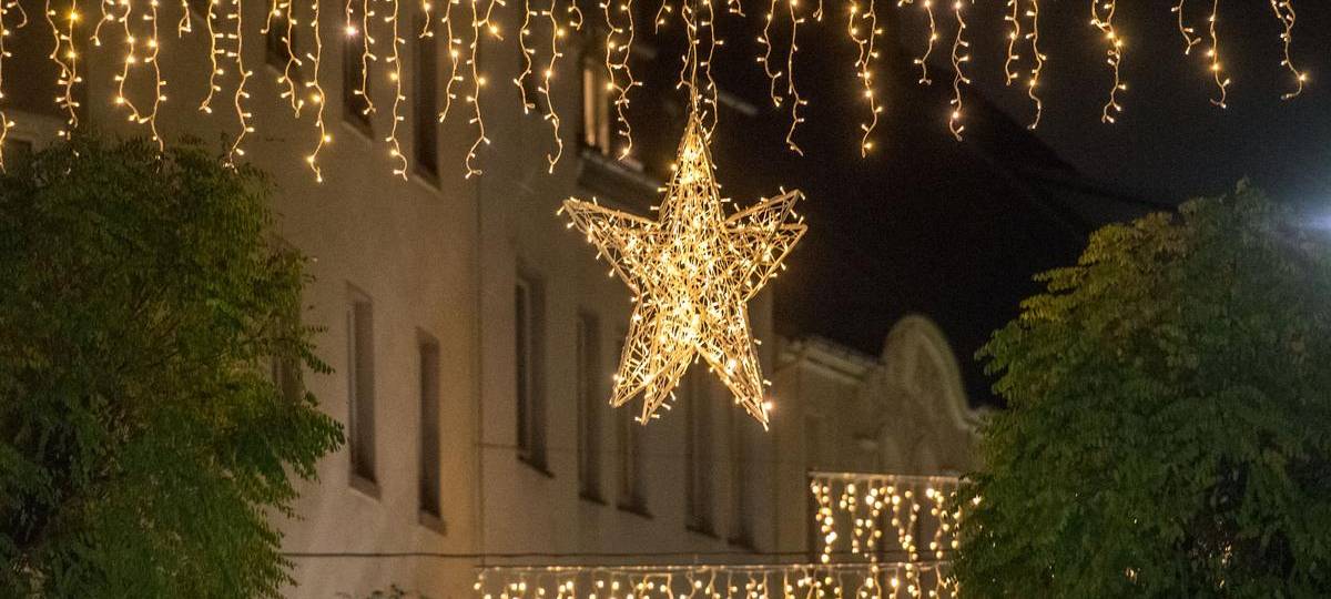 Städte hängen Weihnachtsbeleuchtung auf