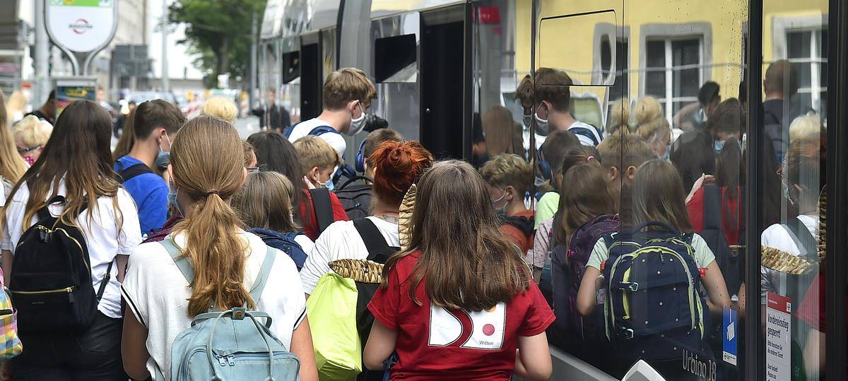 Volle Schulbusse: Fördergelder für mehr Fahrzeuge