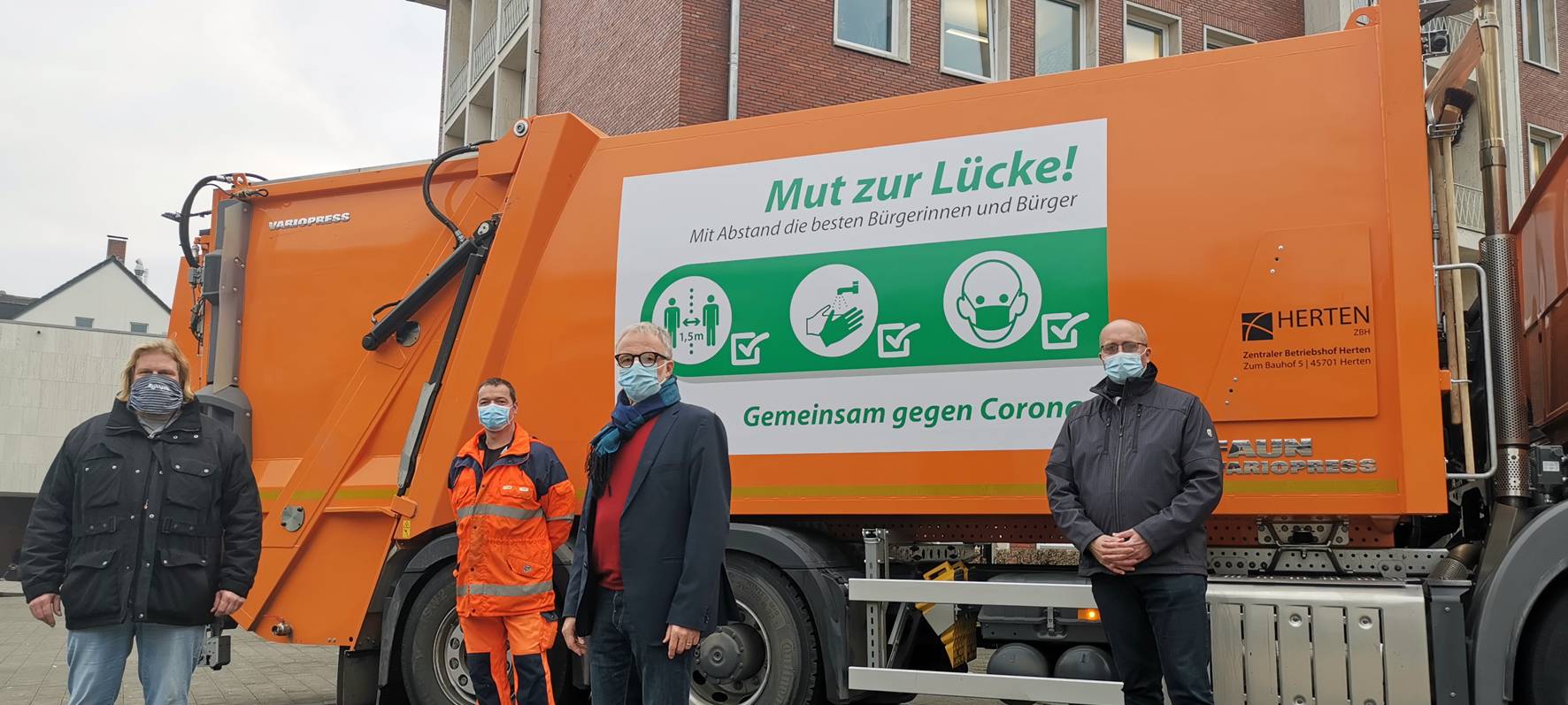 Hinweise auf Corona-Regeln auf Müllfahrzeugen