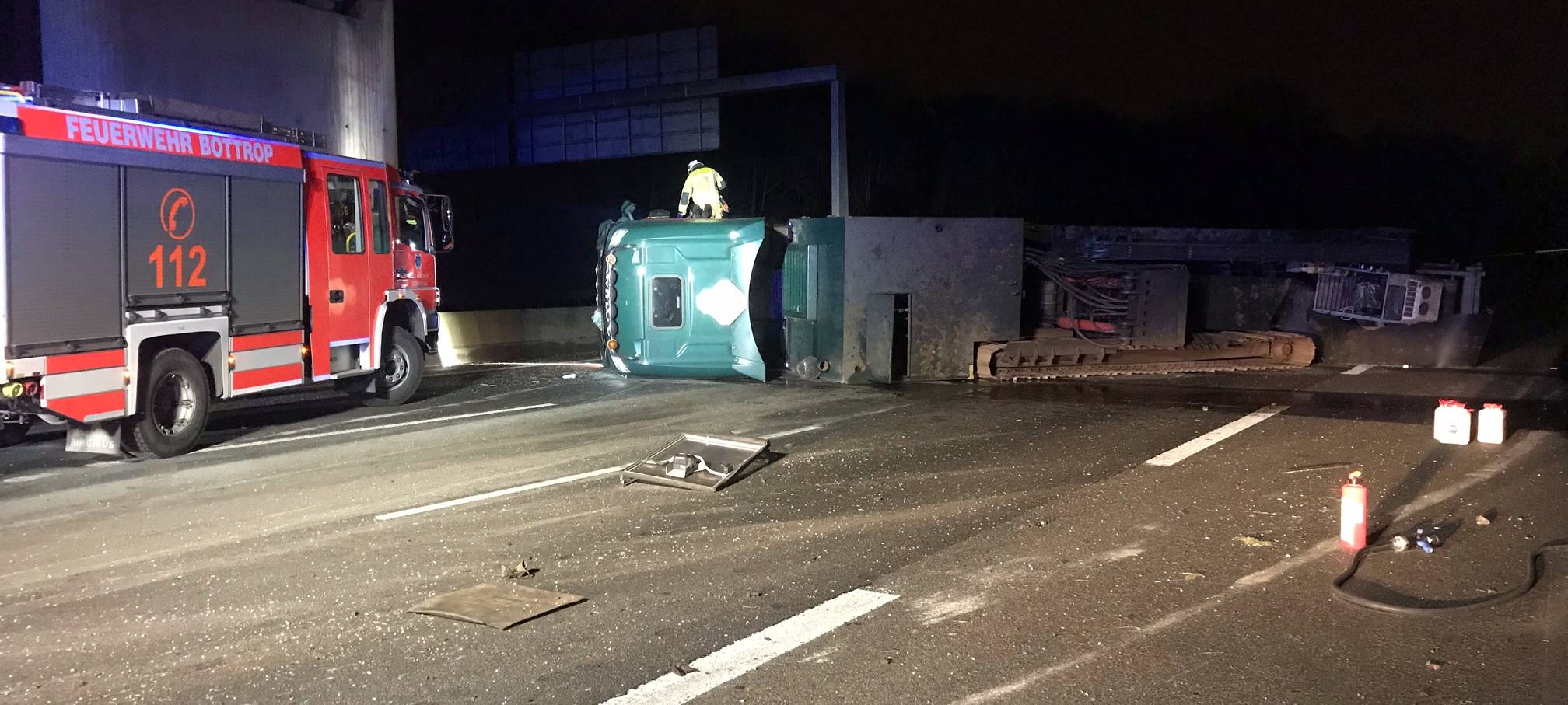 A2 nach schwerem LKW-Unfall voll gesperrt