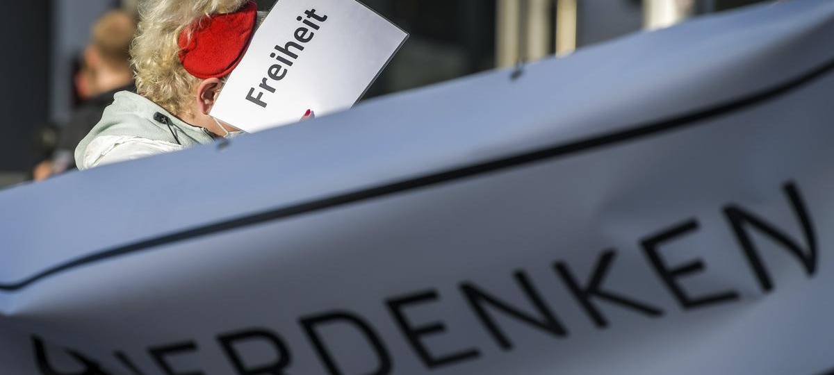 200 Menschen protestieren gegen Querdenker