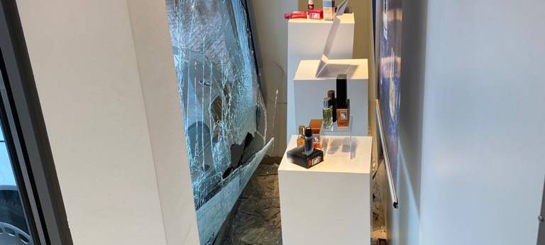 Auto landet im Drogeriemarkt