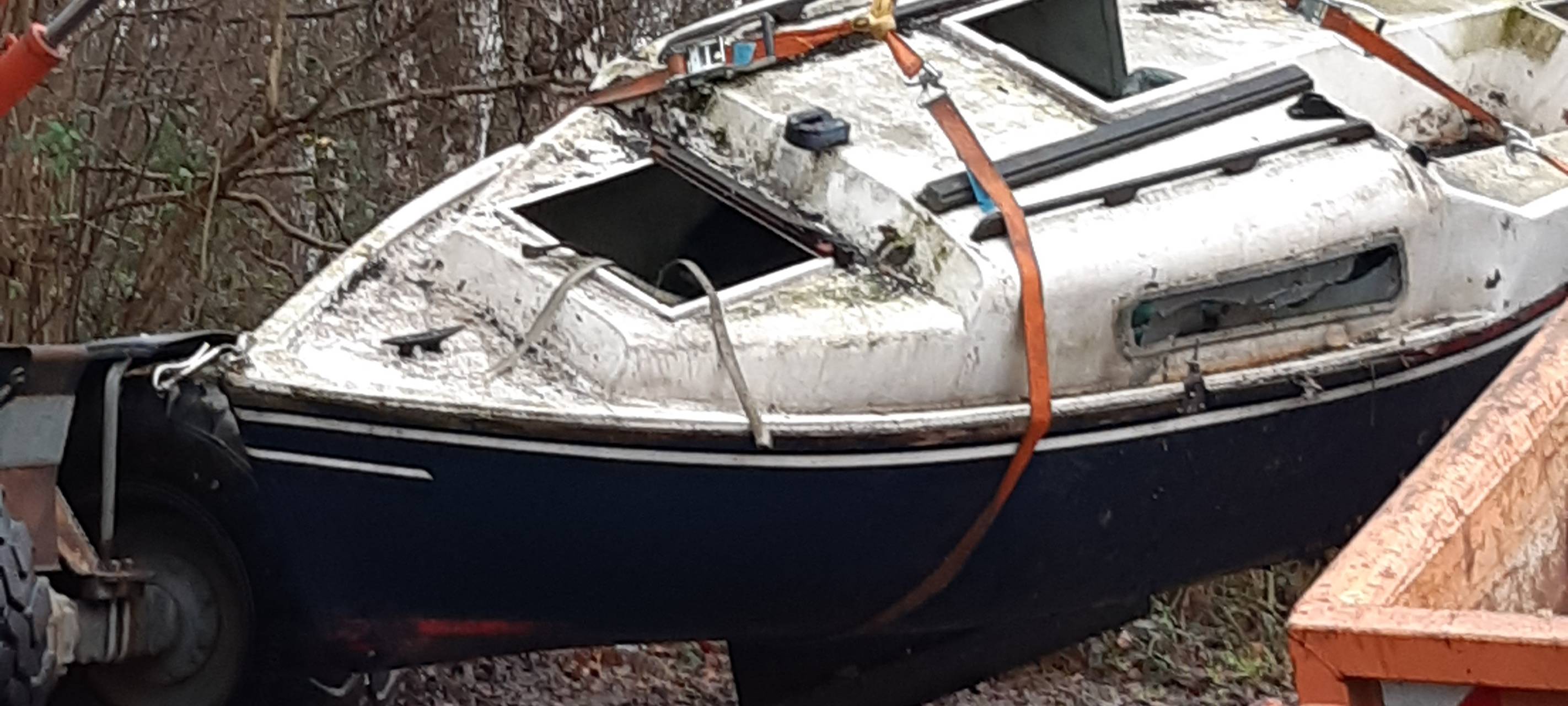 Ganzes Boot im Wald entsorgt