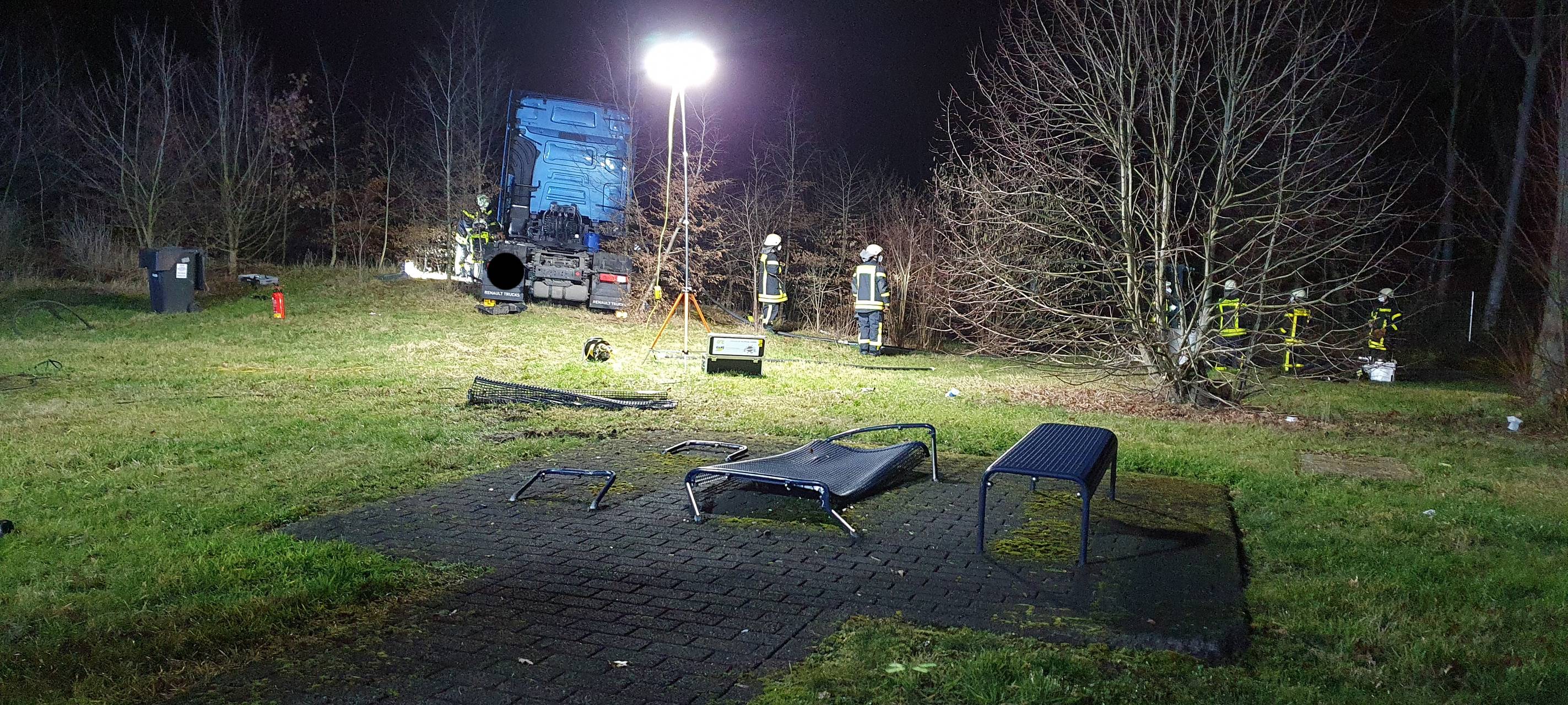 Spektakulärer LKW-Unfall auf A2-Rastplatz