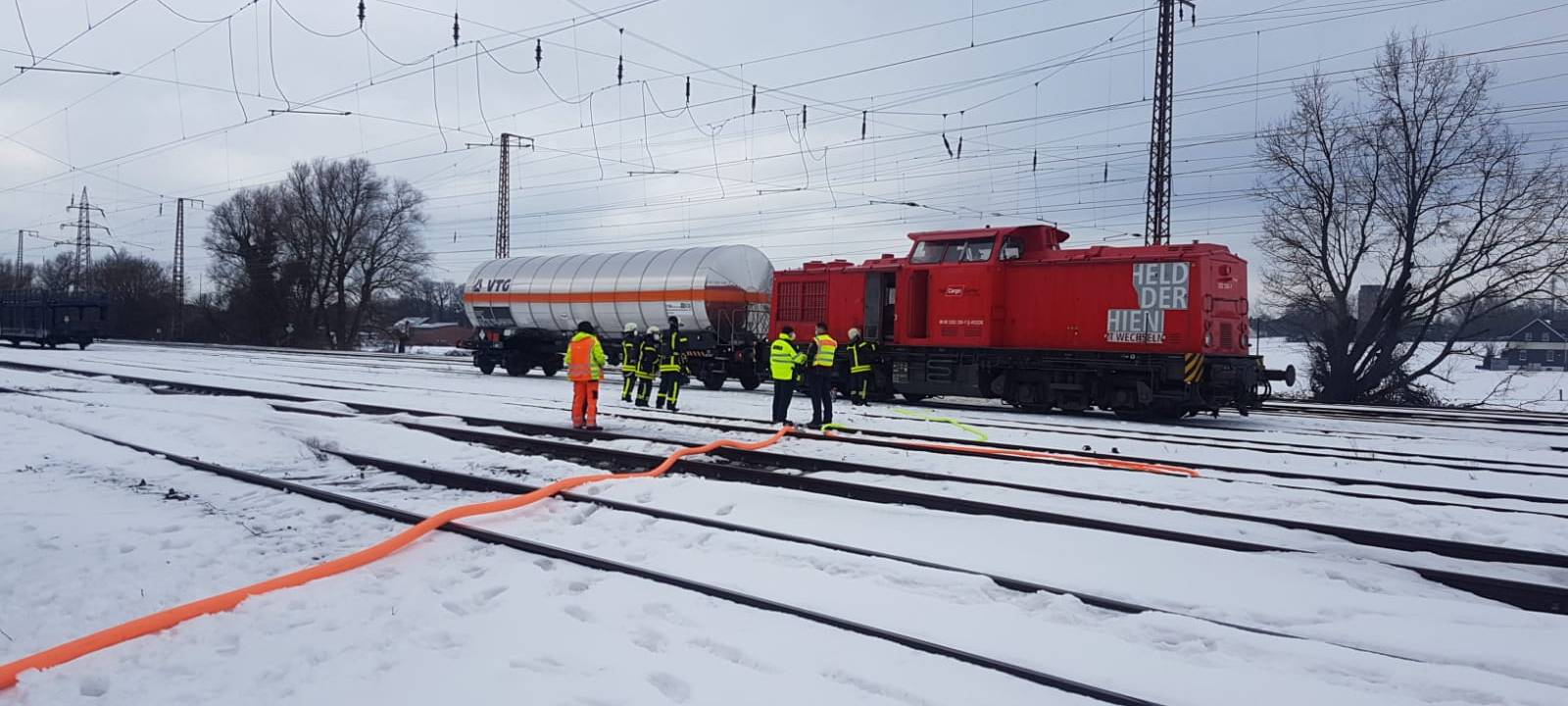 Feuerwehr muss brennende Diesellok löschen