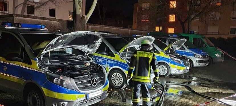Streifenwagen in Flammen: Brandstiftung