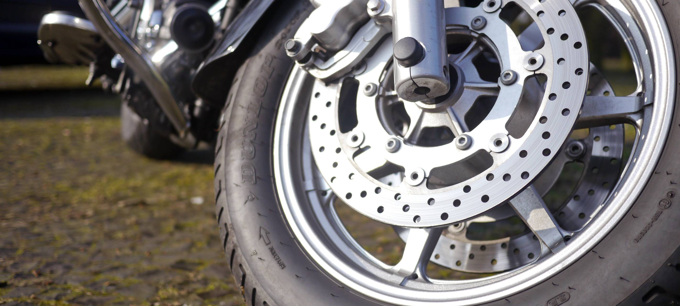 Motorradfahrer prallt gegen Baum und stirbt