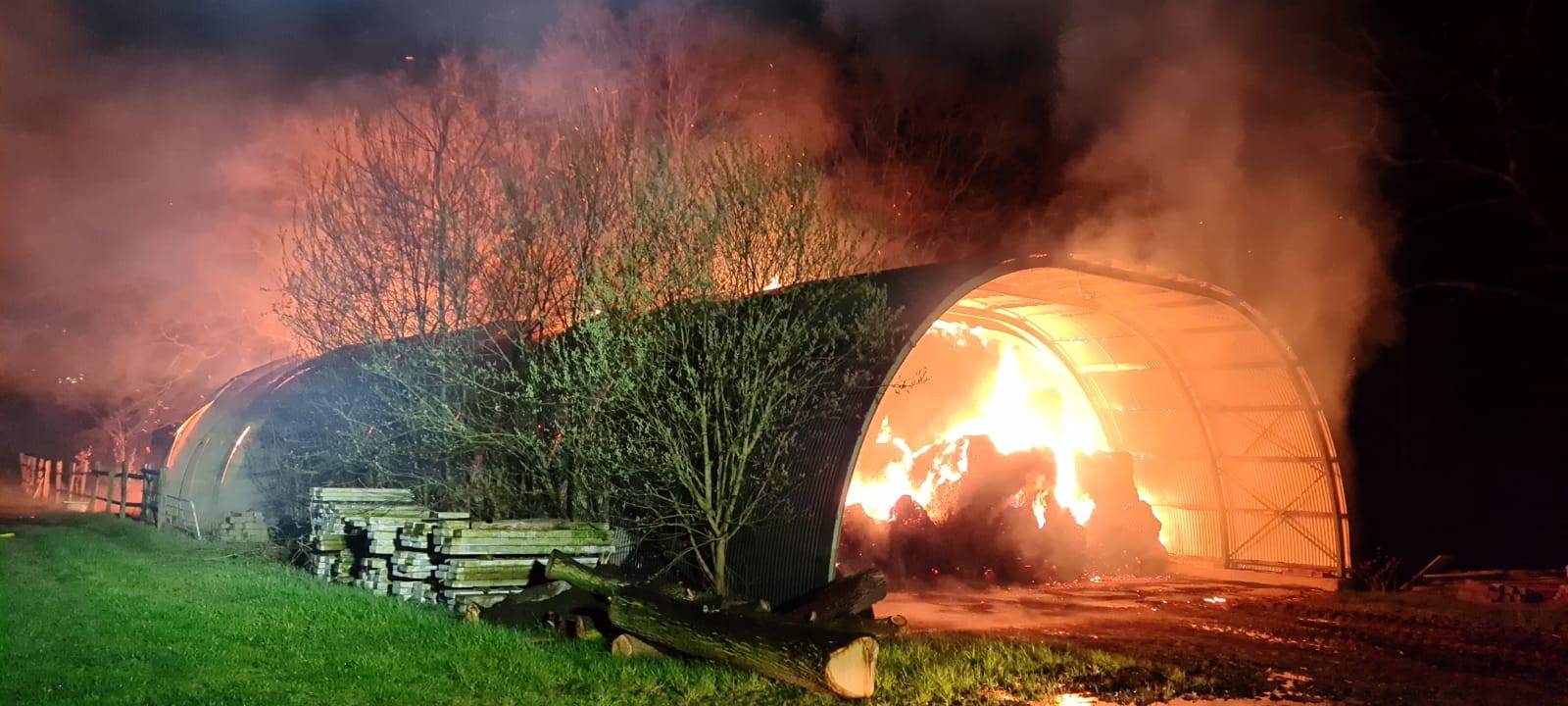 650 Strohballen brennen auf Reiterhof