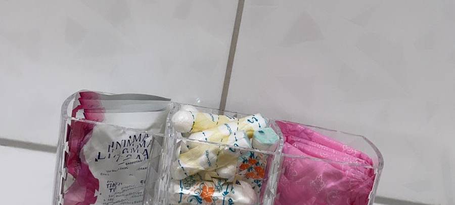 Automaten mit kostenlosen Tampons und Binden