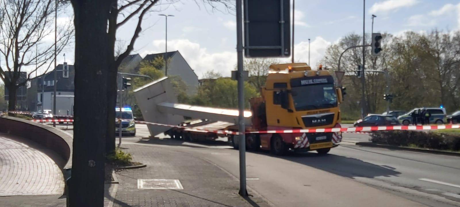 Schwertransporter verliert Ladung auf großer Kreuzung